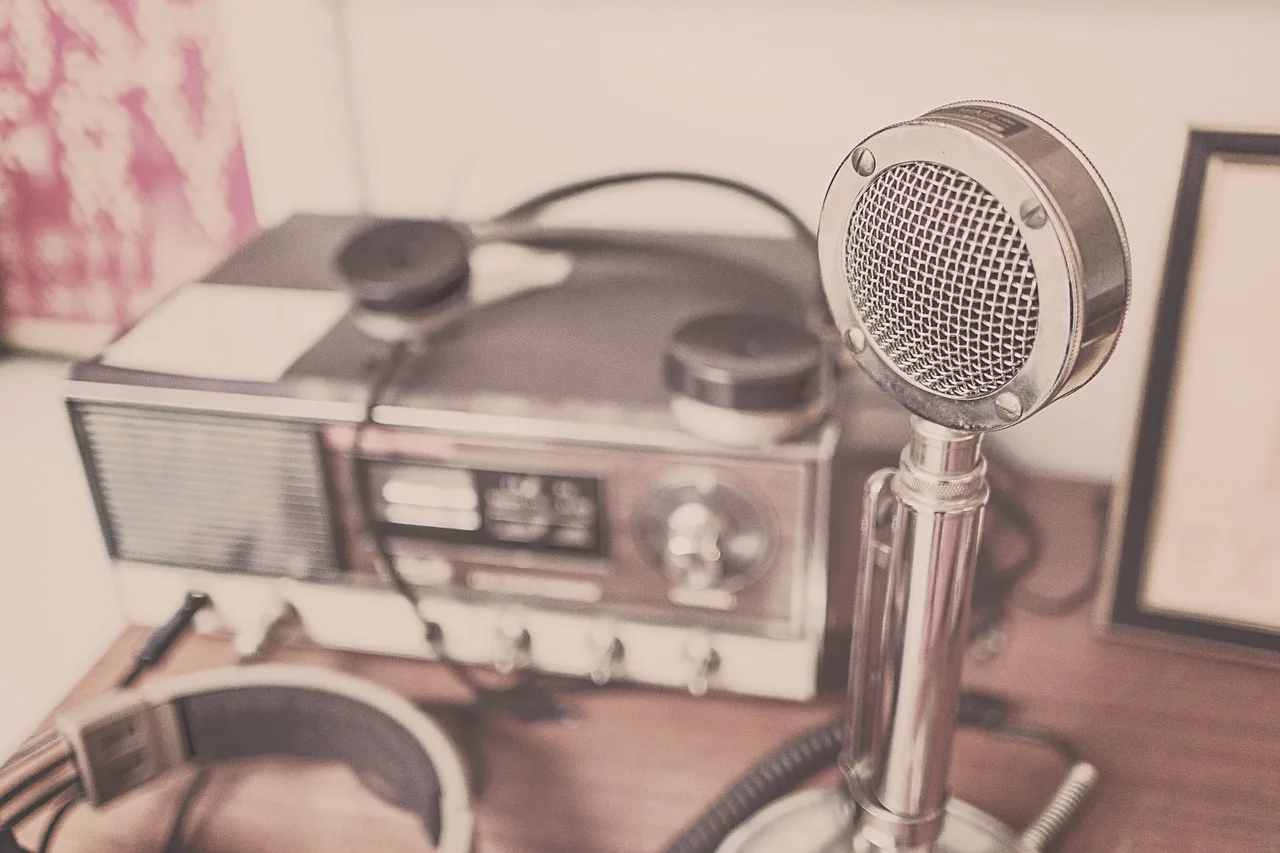 microphone, headphones, radio, airwaves, audio, brown microphone, brown radio, brown headphones, radio, radio, radio, radio, radio. Pitch Local Media Small Business: A Timing Guide